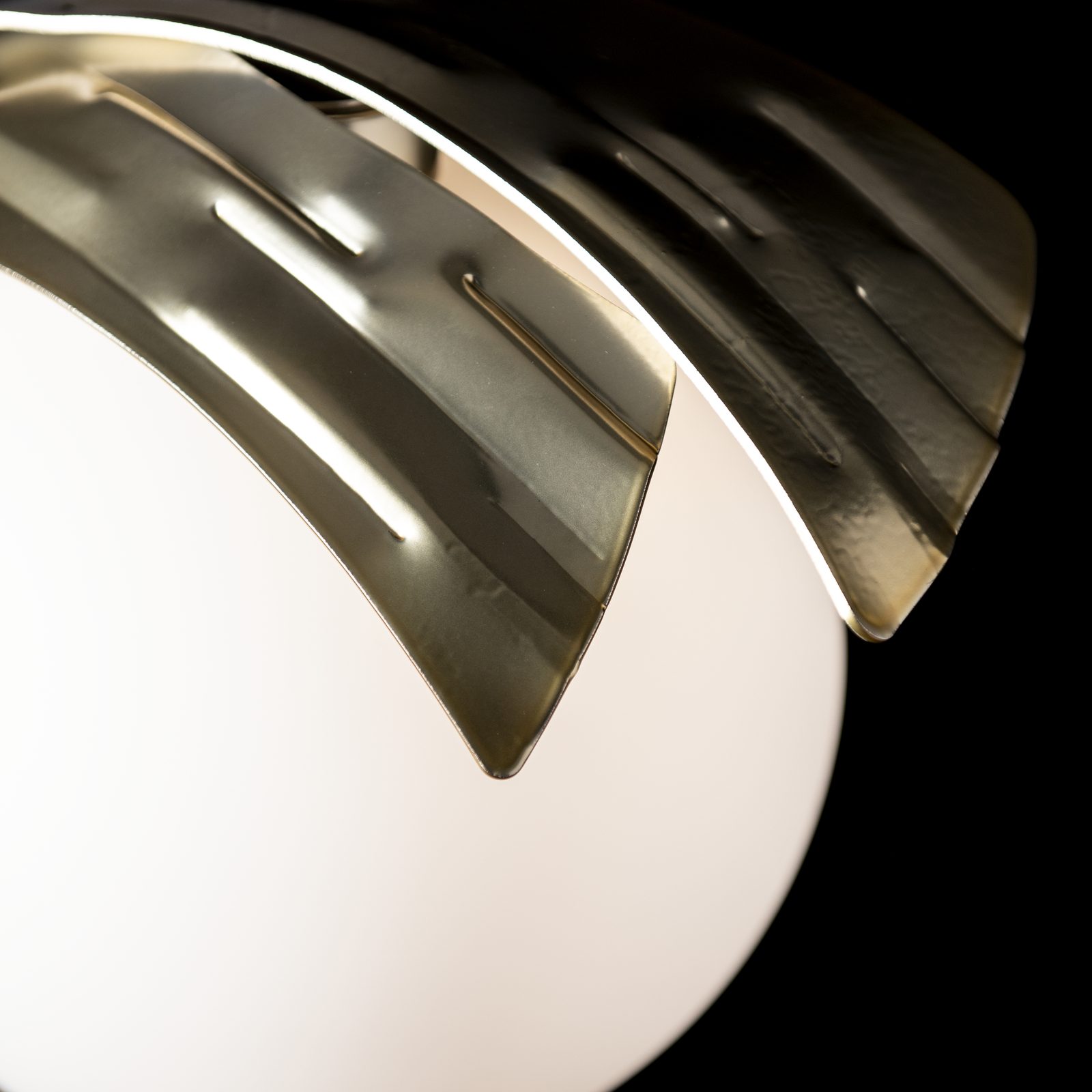 Crest Table Lamp